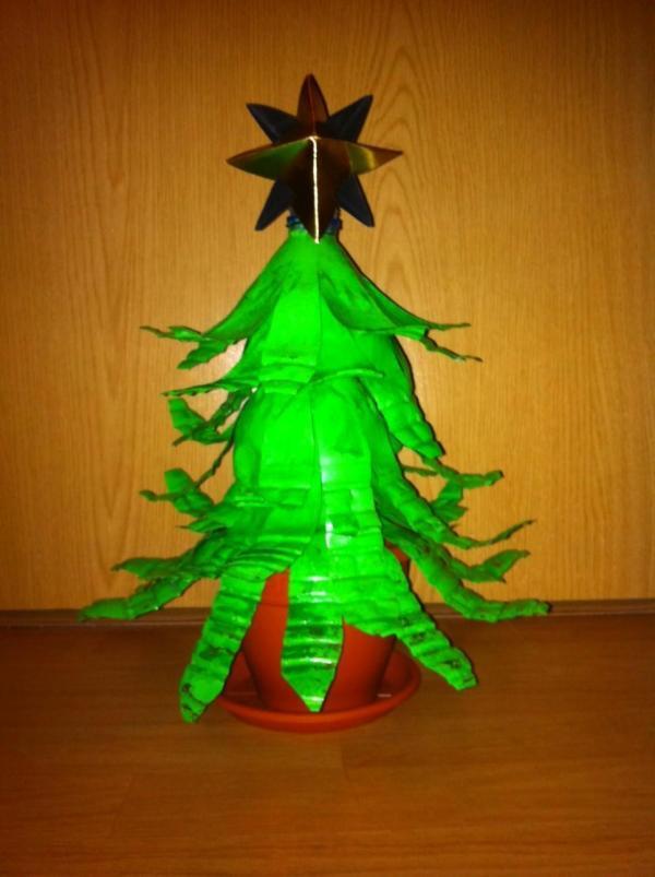 Come preparare un albero di Natale con una bottiglia di plastica