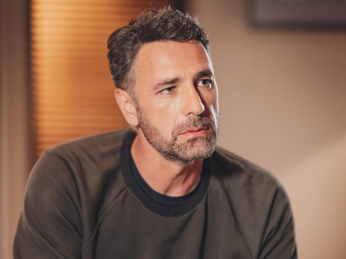 Raoul Bova con espressione triste