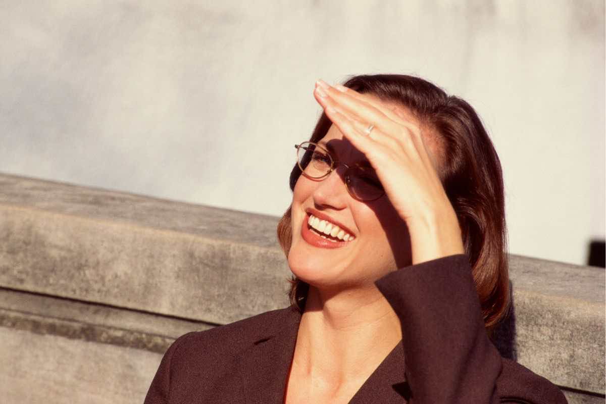 Donna che si protegge gli occhi dal sole