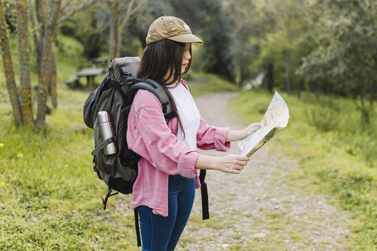 Ragazza su un sentiero che guarda una mappa