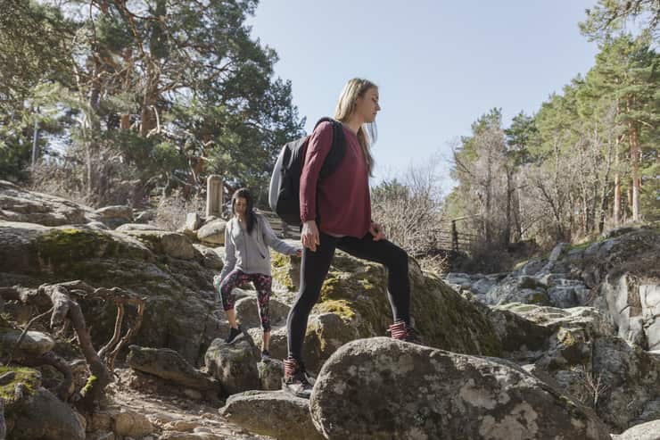 Ragazze su sentiero di montagna