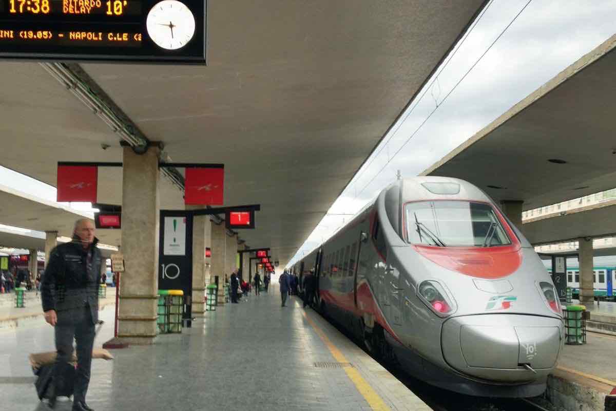 Stazione ferroviaria e treno Trenitalia