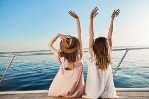 ragazze sul ponte della nave che guardano l'oceano