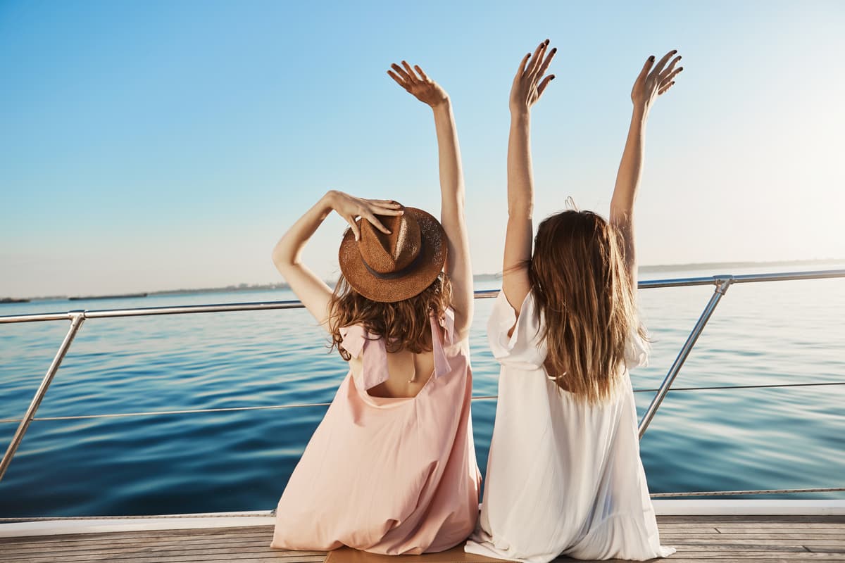 ragazze sul ponte della nave che guardano l'oceano